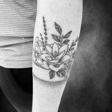 Detailreiches Blumen-Tattoo mit Rosen und Blättern auf dem Unterarm, gestochen im Black Dot Tattoo Studio Besigheim.