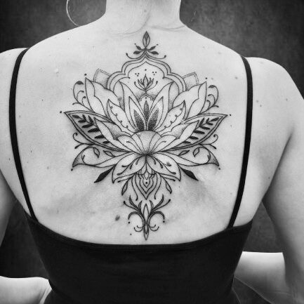 Großes Mandala-Tattoo mit Lotusblüte auf dem Rücken, gestochen im Black Dot Tattoo Studio Besigheim.