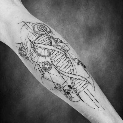 Detailreiches DNA-Tattoo mit geometrischen Elementen und Symbolen auf dem Unterarm, gestochen im Black Dot Tattoo Studio Besigheim.