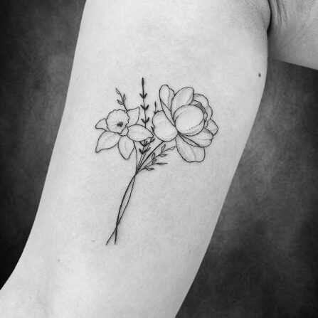 Feines Blumen-Tattoo mit zwei Blüten am Oberarm, gestochen im Black Dot Tattoo Studio Besigheim.