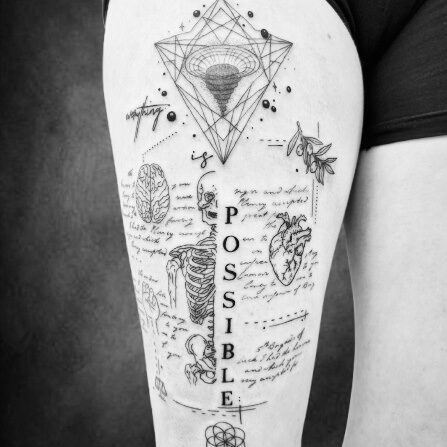 Detailreiches Oberschenkel-Tattoo mit geometrischen Formen, Schriftzug, Anatomie-Elementen und feinen Linien im Black Dot Tattoo Studio Besigheim