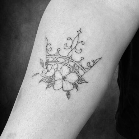 Krone-Tattoo mit floralen Elementen und Blüten, gestochen im Black Dot Tattoo Studio Besigheim.