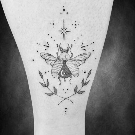 Mystisches Käfer-Tattoo mit Mond, Sternen und Ornamenten, gestochen im Black Dot Tattoo Studio Besigheim