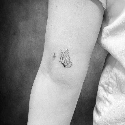 Kleines filigranes Schmetterling-Tattoo am Arm, gestochen im Black Dot Tattoo Studio Besigheim