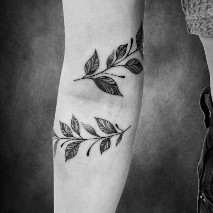 Filigrane Zweig- und Blätter-Tattoos auf dem Unterarm, gestochen im Black Dot Tattoo Studio Besigheim.