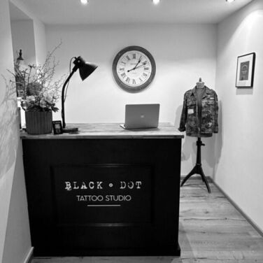 Black Dot Tattoo Studio Besigheim. Aufnahme Empfangsbereich