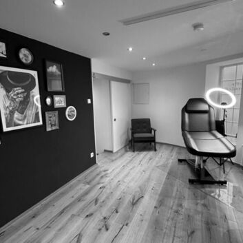 Black Dot Tattoo Studio Besigheim. Aufnahme Tätowierbereich mit Bilderwand