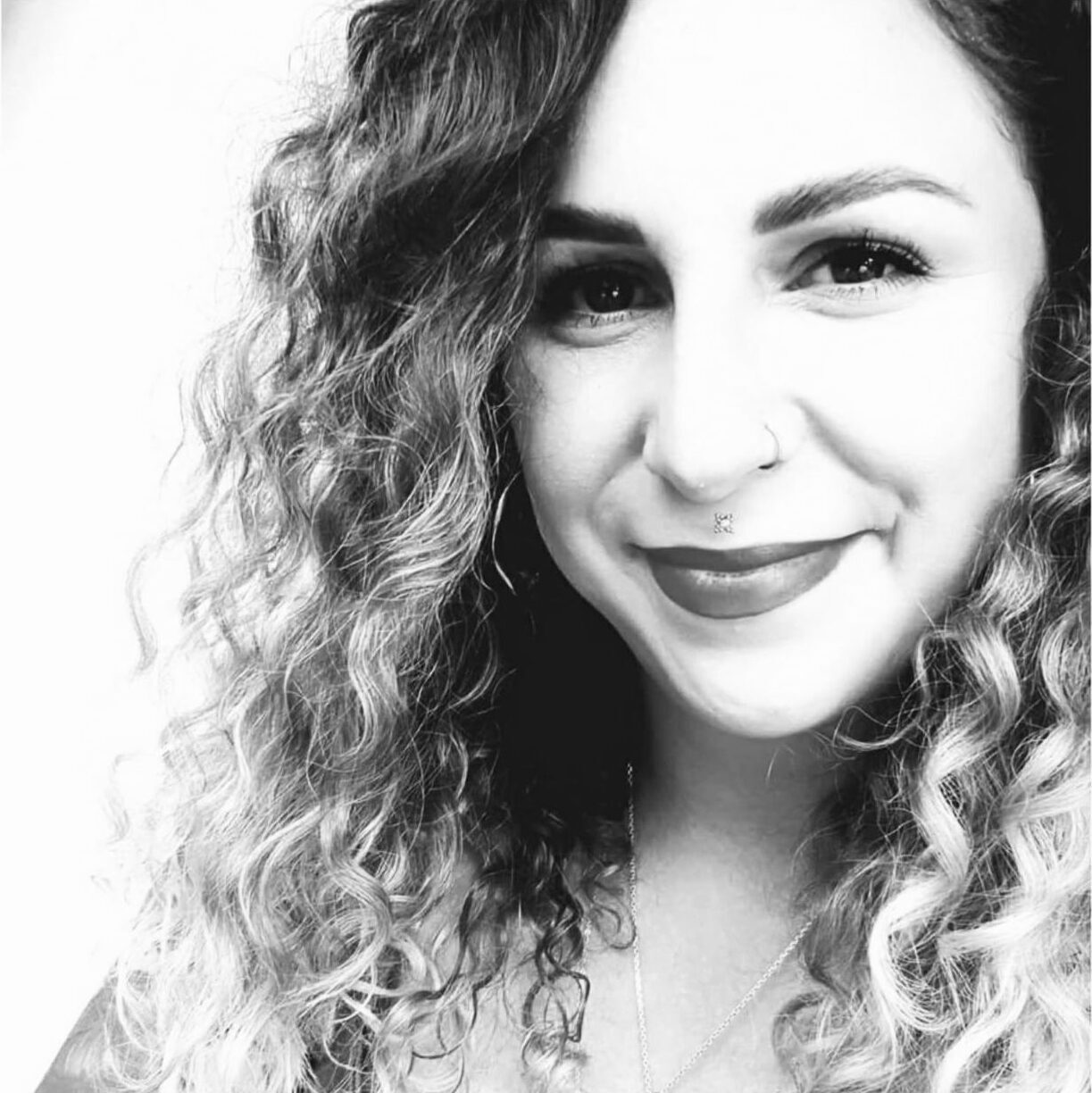 Porträt von Piercering Piercing Perle Black Dot Tattoo Studio Besigheim.